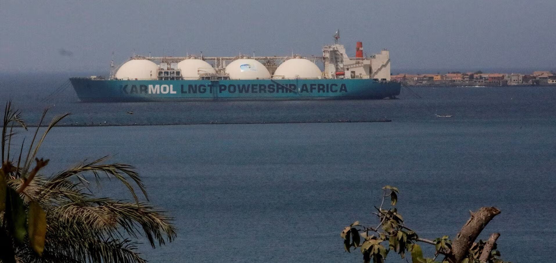 ناقلة غاز مسال قبالة السواحل السغالية