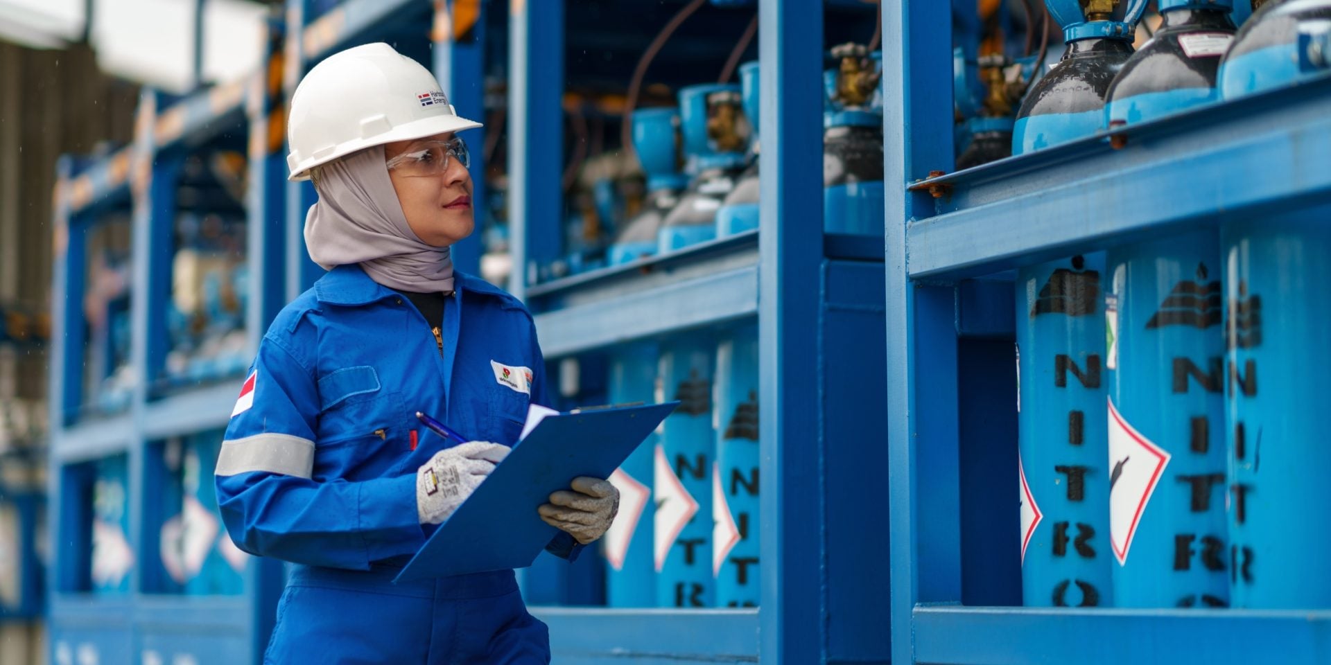 عاملة في شركة هاربور إنرجي في أحد مواقع العمل