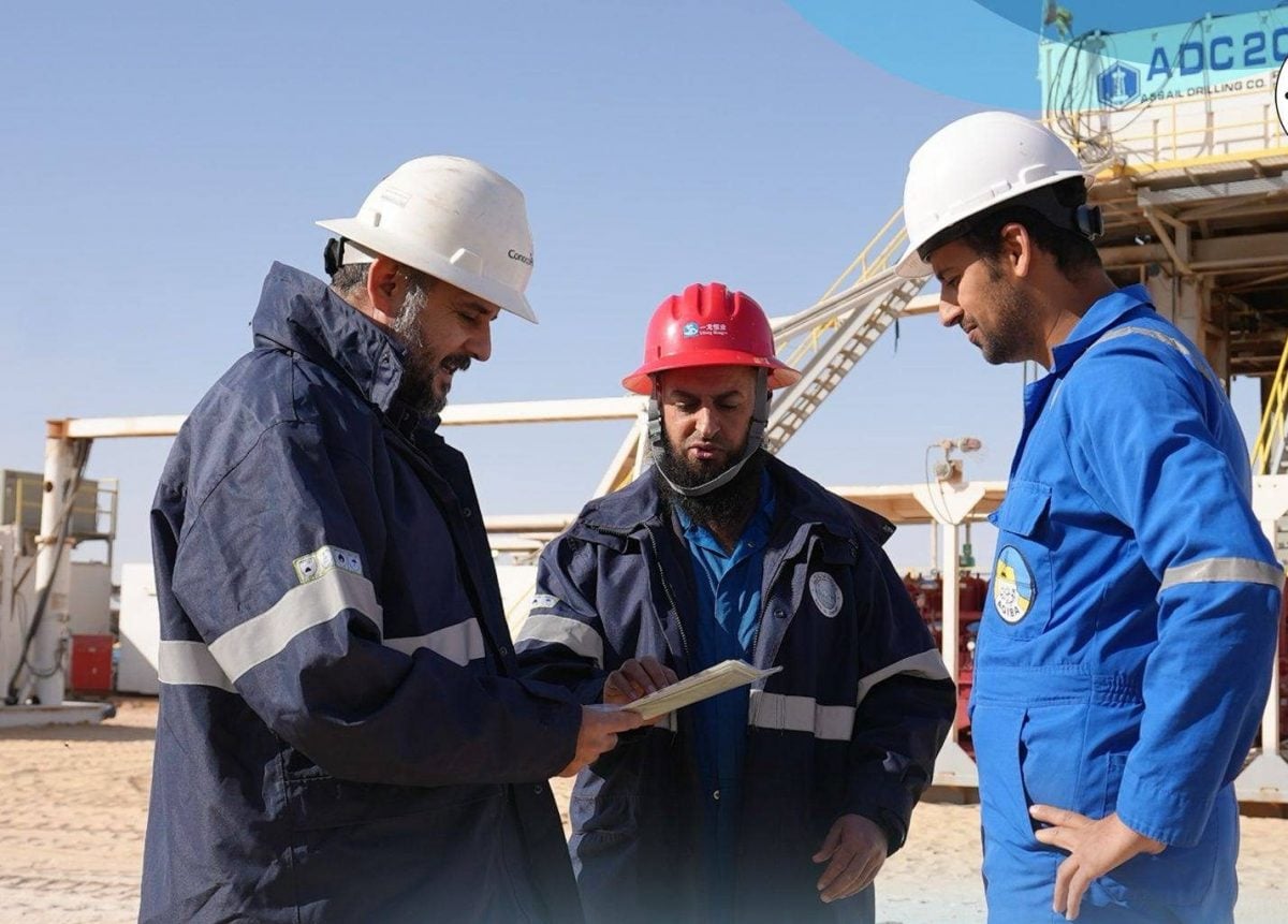 موظفون تابعون لشركة الواحة للنفط في ليبيا
