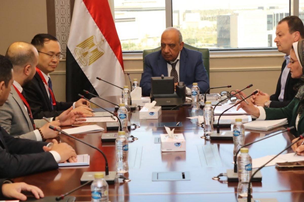 جانب من لقاء وزير الكهرباء والطاقة المتجددة ووفد الشركة الصينية