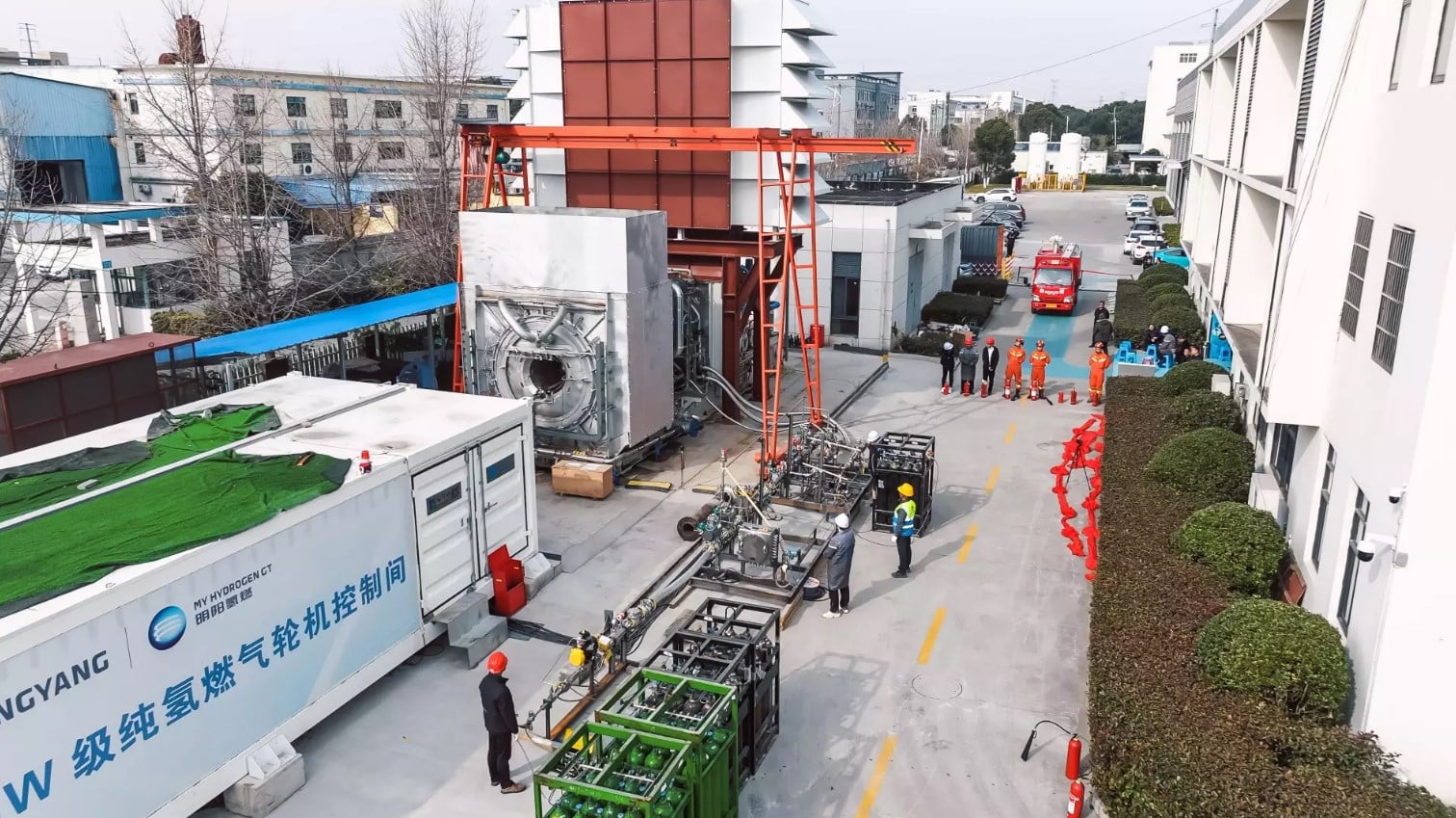 مرافق في محيط تشغيل أول توربين غاز يعمل بالهيدروجين النقي في العالم