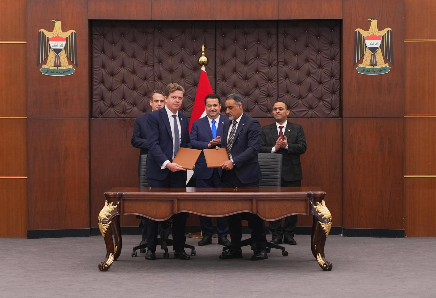 من مراسم توقيع صفقة منصة الغاز المسال في العراق