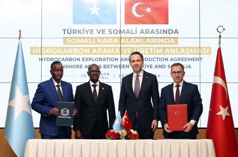 مسؤولون من تركيا والصومال أثناء مراسم توقيع اتفاقية استكشاف وإنتاج الهيدروكربونات