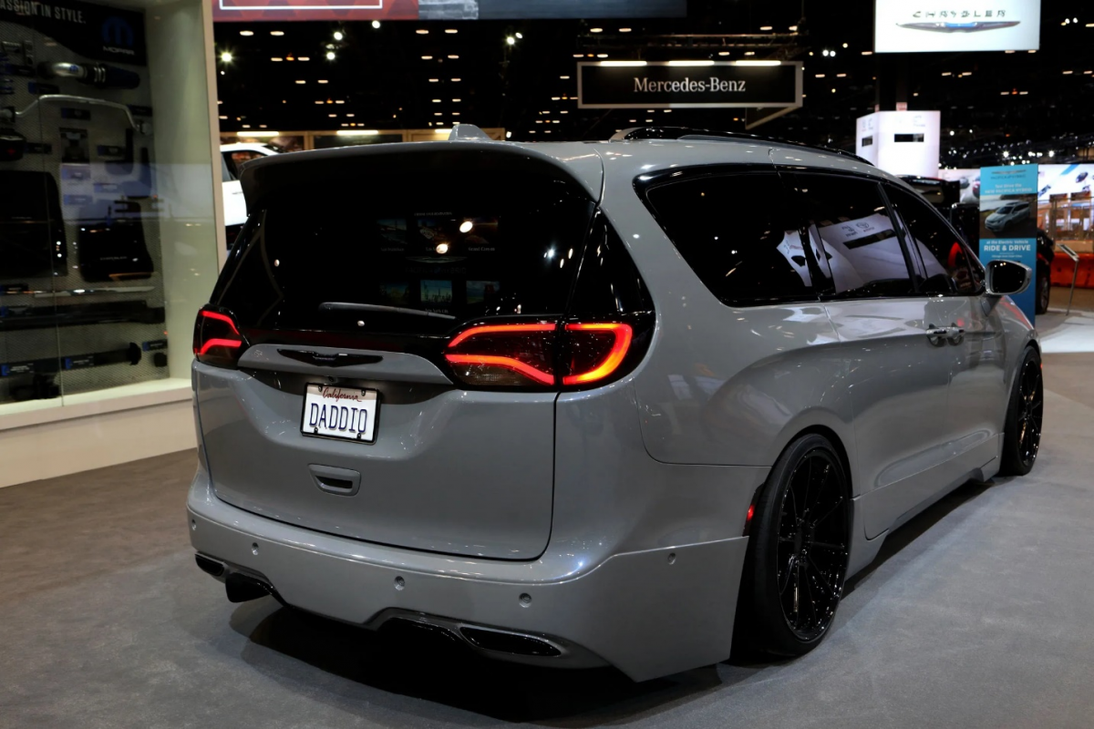 سيارة كرايسلر باسيفيكا الكهربائية الهجينة القابلة للشحن