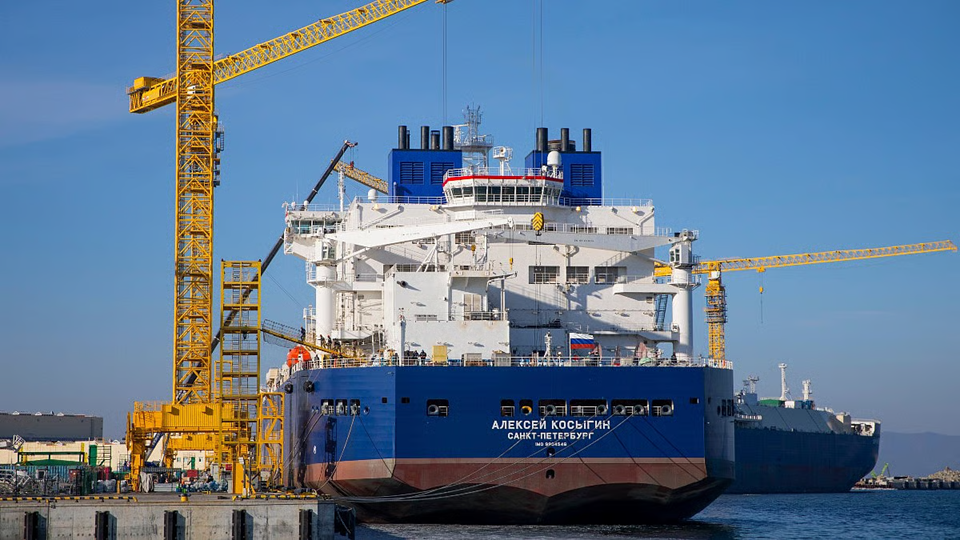 أول ناقلة غاز مسال روسية الصنع