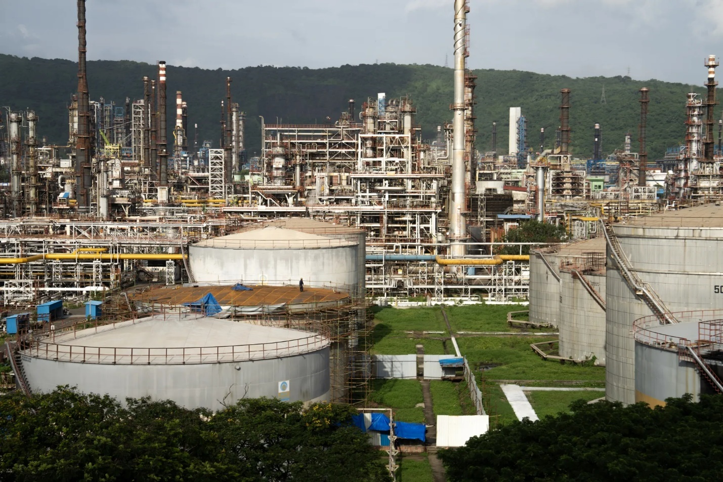 مصفاة نفط تابعة لشركة بهارات بتروليوم في مومباي بالهند