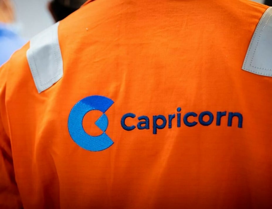 عامل يرتدي زي عليه شعار شركة كابريكورن
