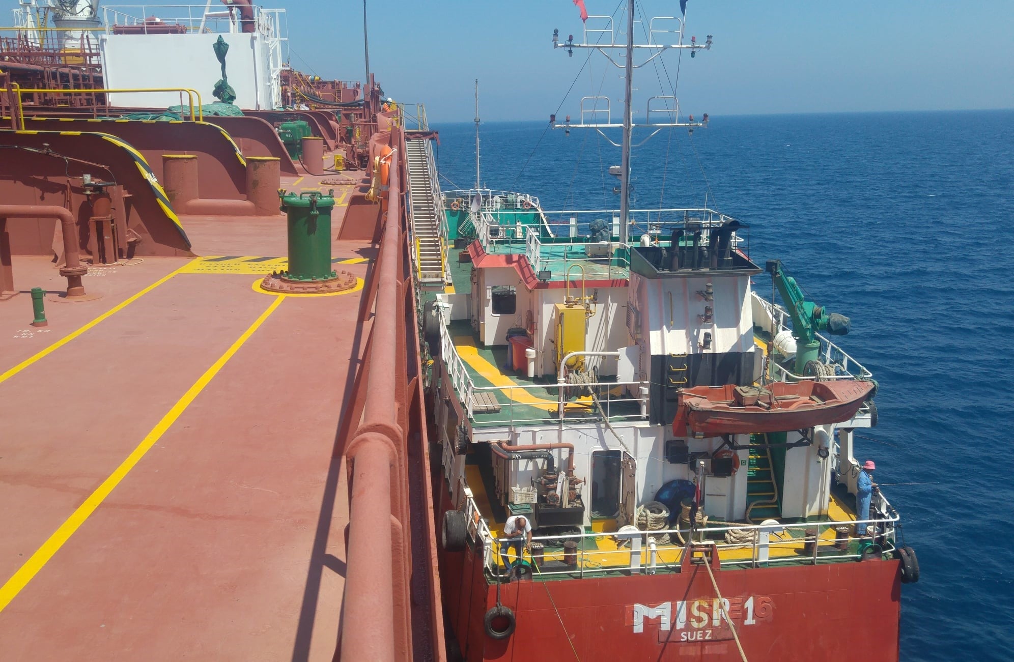 سفينة تتزود بالوقود