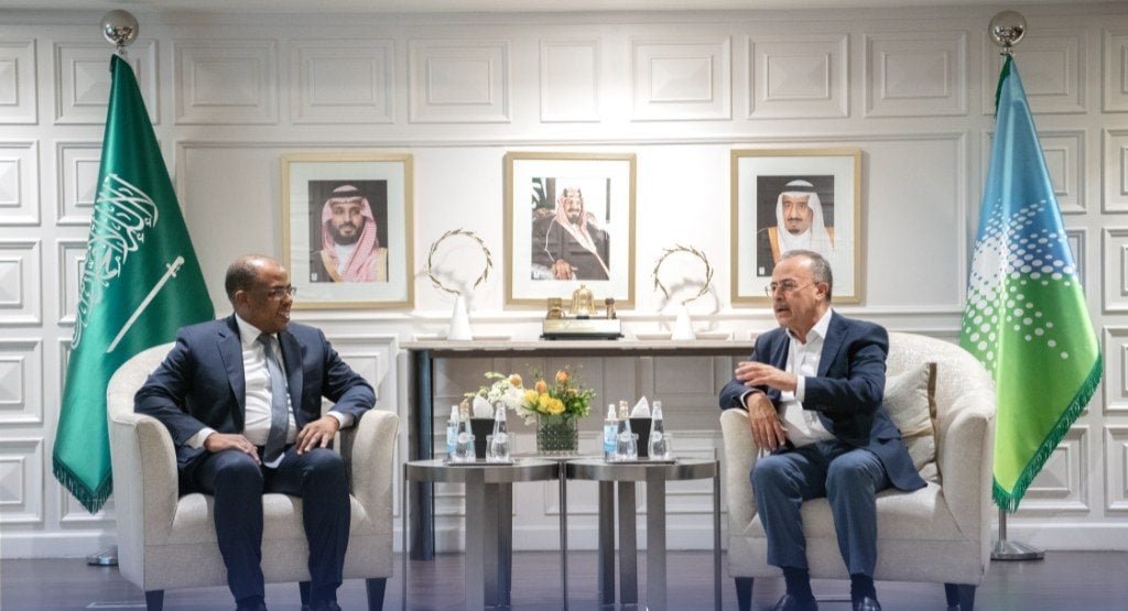 جانب من مباحثات وزير النفط الليبي مع رئيس شركة أرامكو