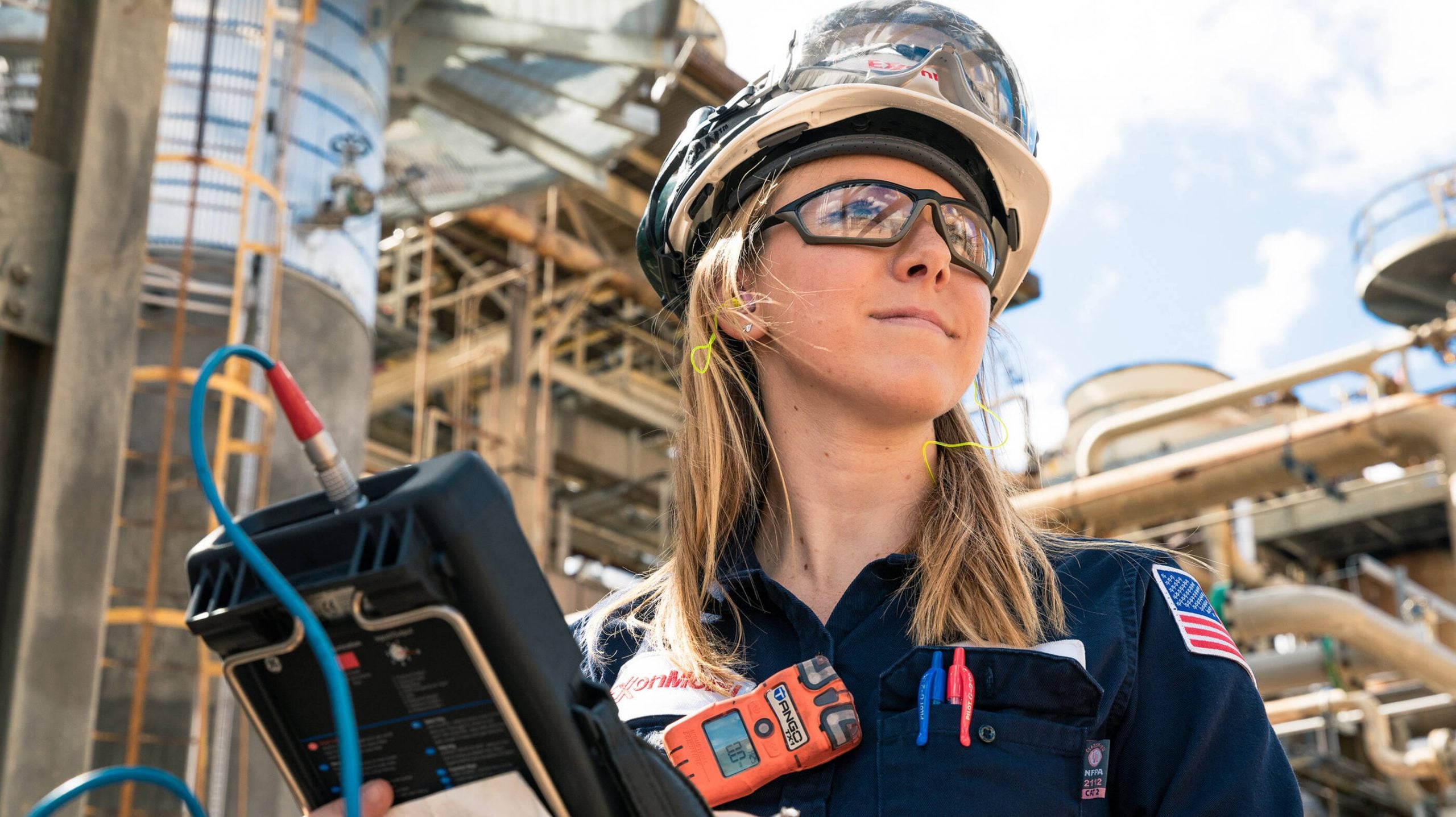 عاملة في شركة إكسون موبيل في أحد مواقع العمل