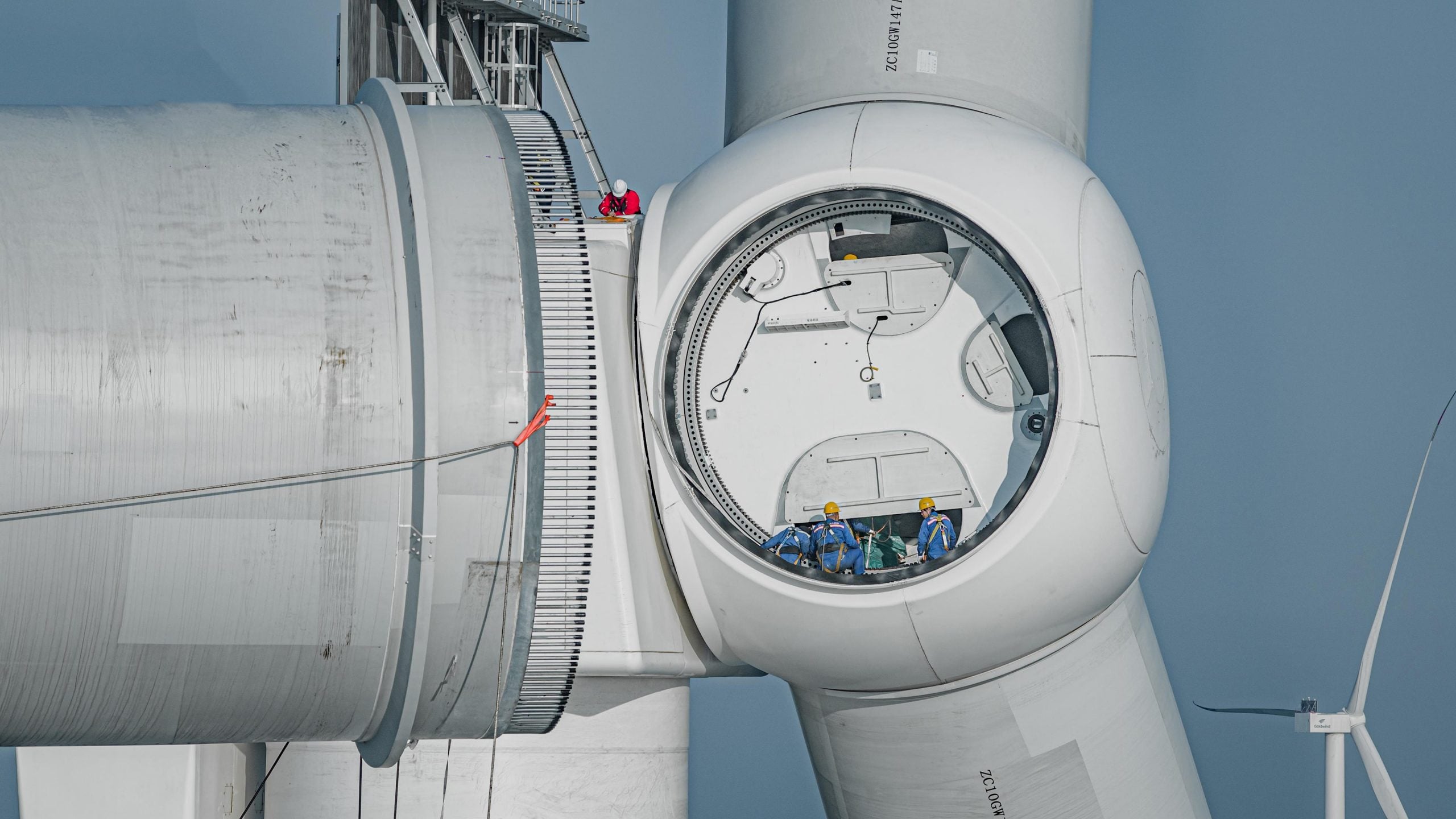 عمال ومهندسون صينيون خلال تركيب التوربين 