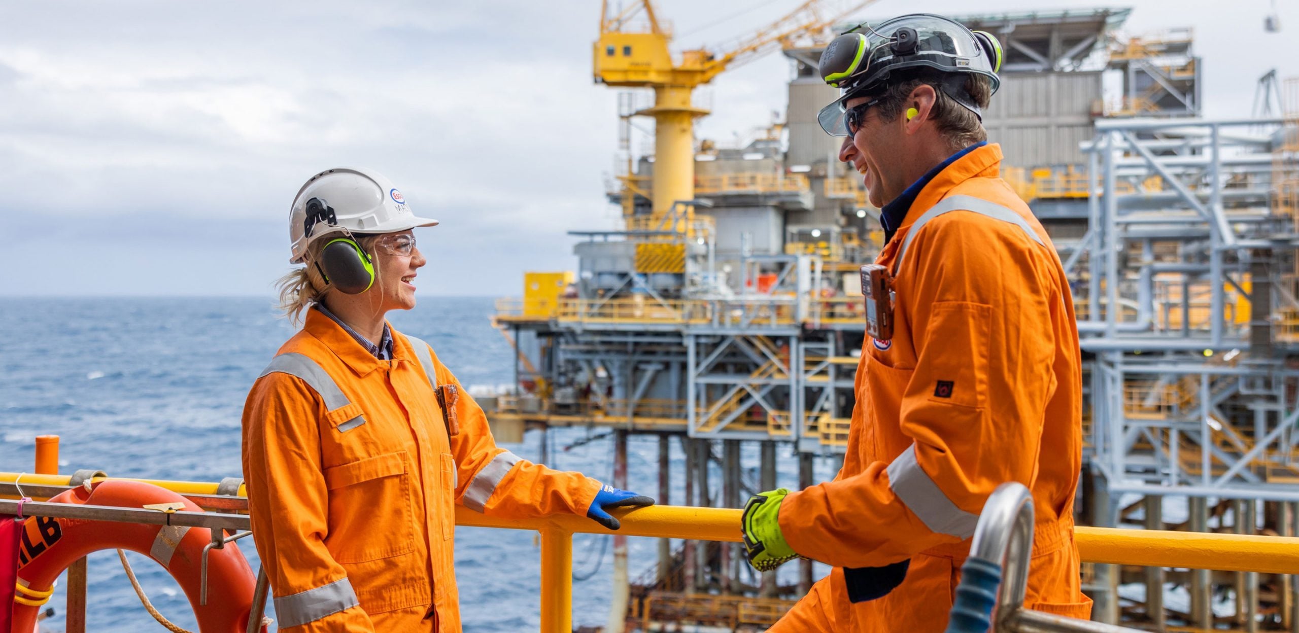 عاملان من إكسون موبيل يباشران عملهما في أحد مواقعها البحرية