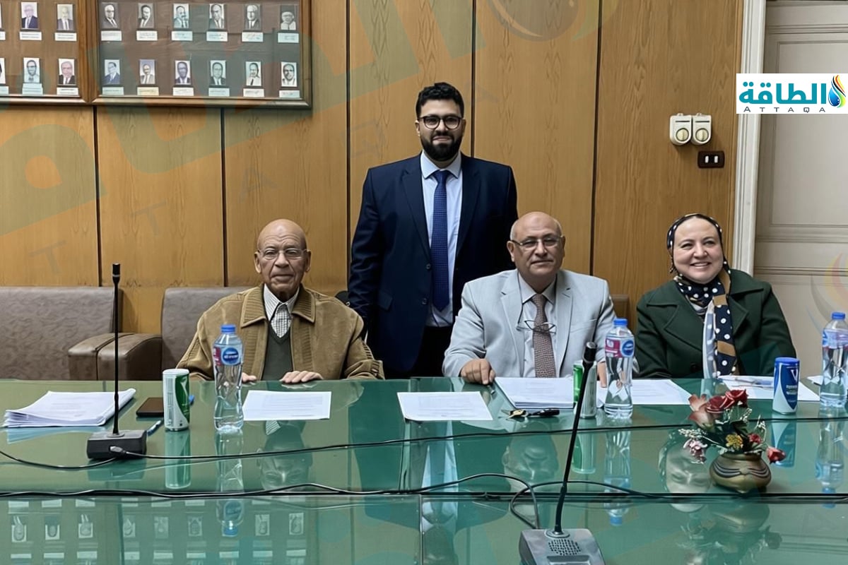 المهندس أحمد سمير مع لجنة التحكيم بعد مناقشة رسالته حول دمج طاقة الرياح في شبكات الكهرباء 