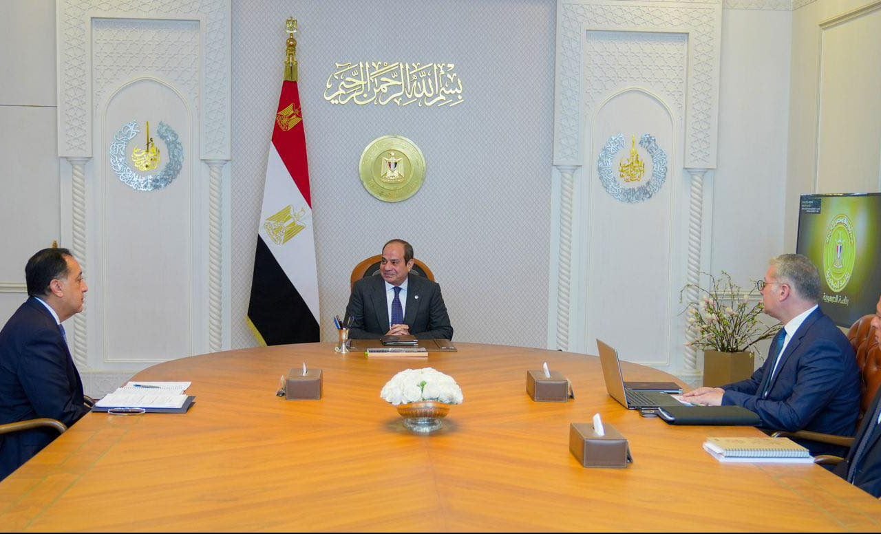 جانب من اجتماع الرئيس المصري ورئيس الوزراء ووزير البترول