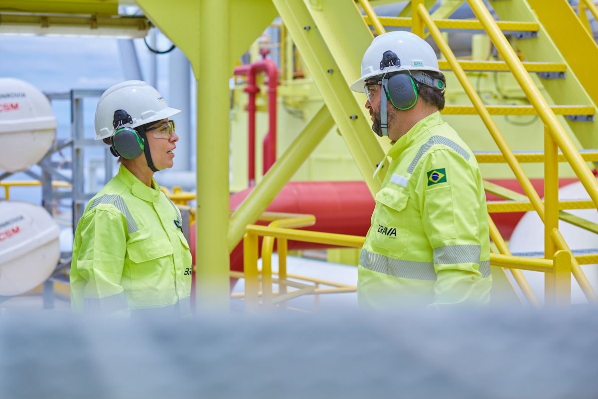 عمال داخل منشاة تابعة لشركة برافا إنرجيا