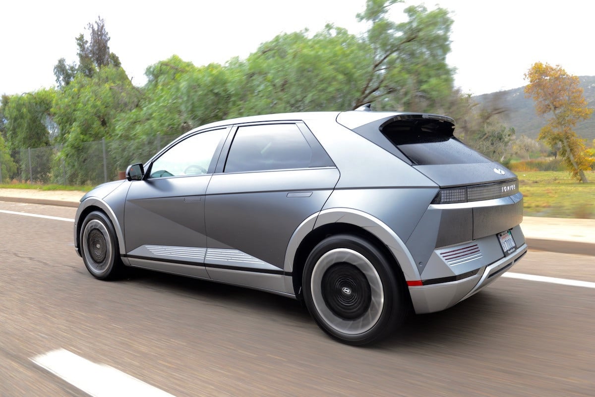 قيادة سيارة كهربائية على الطرق في كندا