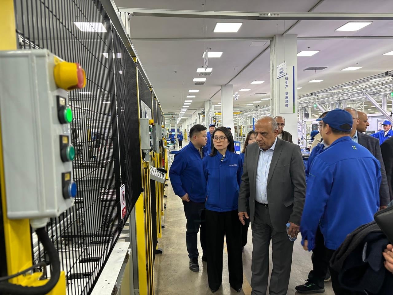 جانب من جولة وزير الكهرباء المصري على مصانع لبطاريات في الصين