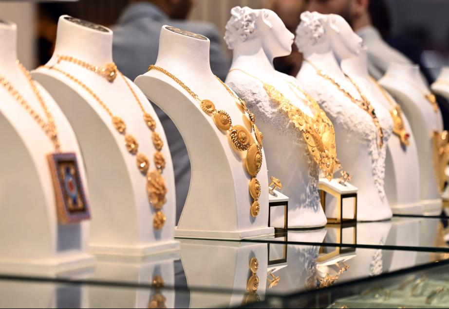 مشغولات ذهبية بأحد المحال في مصر