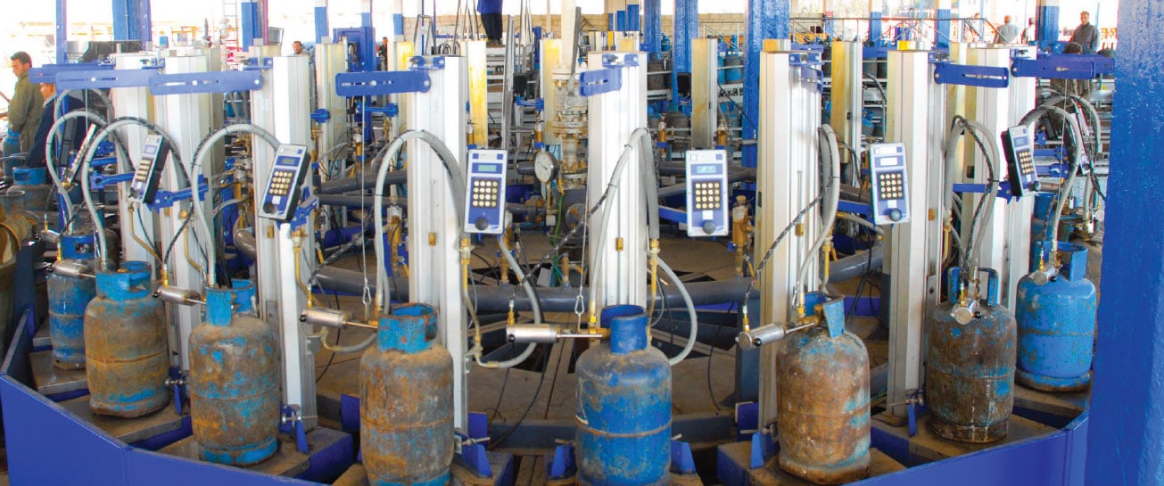 من داخل أحمد معامل تعبئة الغاز المنزلي في سوريا