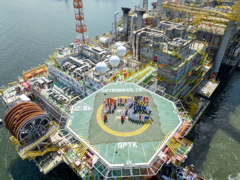 طاقم الوحدة بي 78 على متنها