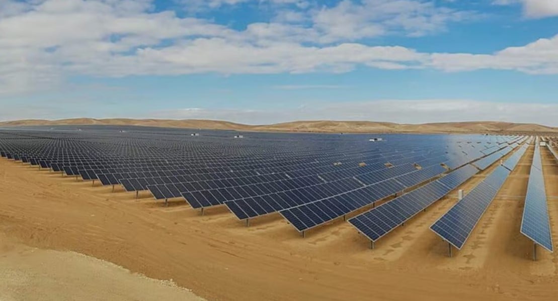 محطة طاقة شمسية في صحراء 