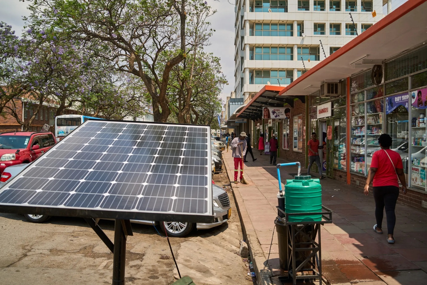 لوح طاقة شمسية معروض للبيع بمدينة بولاوايو في زيمبابوي
