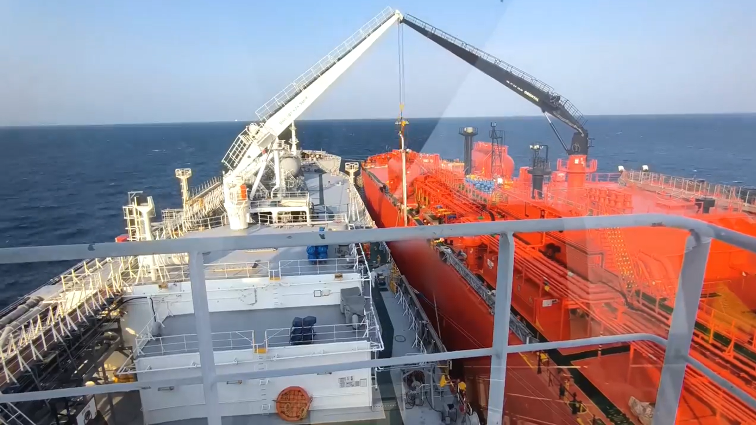 نقل الأمونيا من سفينة إلى أخرى