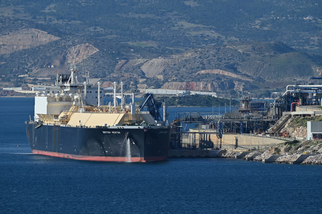 ناقلة تُفرغ حمولتها من الغاز المسال الأميركي في اليونان 