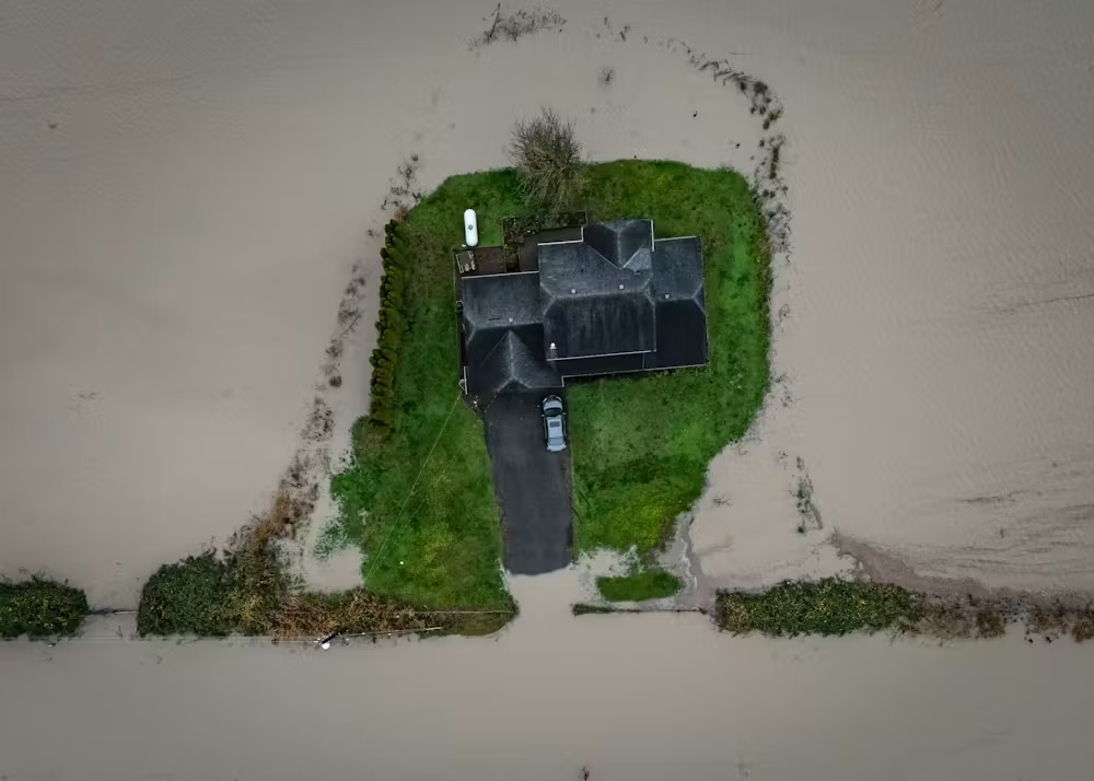 مياه الفيضانات تُحيط بمنزل في مدينة أبوتسفورد بمقاطعة بريتيش كولومبيا 