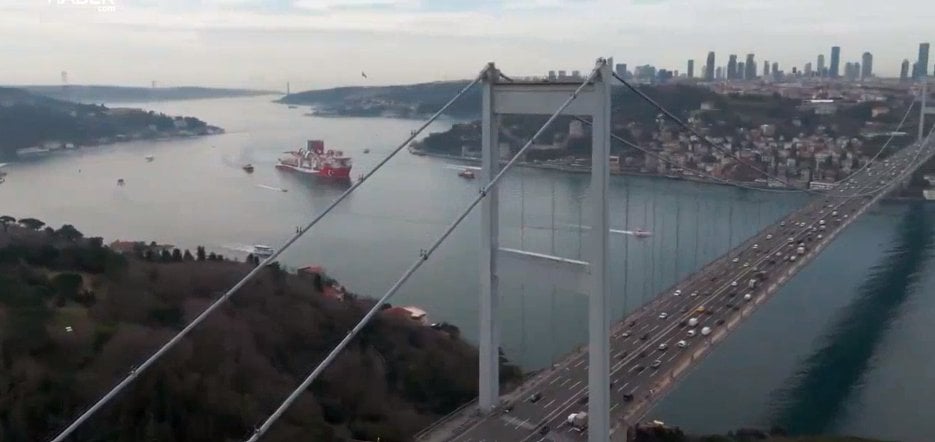 سفينة التنقيب يلدريم التركية أثناء عبورها مضيق البوسفور