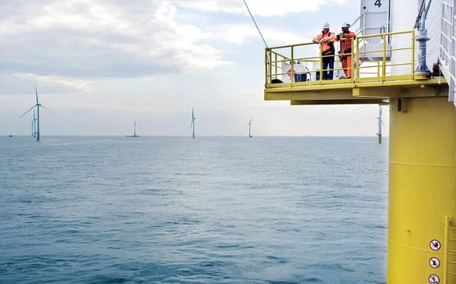 عاملان في مزرعة رياح بحرية ببحر الشمال 