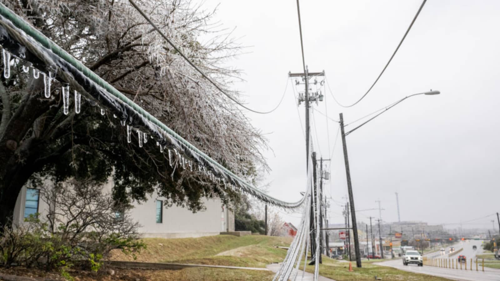 انقطاع الكهرباء في أميركا بسبب العاصفة فيرن