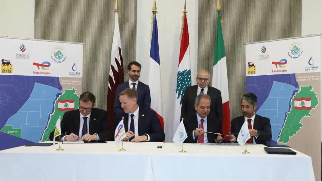مسؤولو التحالف والحكومة اللبنانية في أثناء توقيع اتفاقية استكشاف وإنتاج الغاز في لبنان 