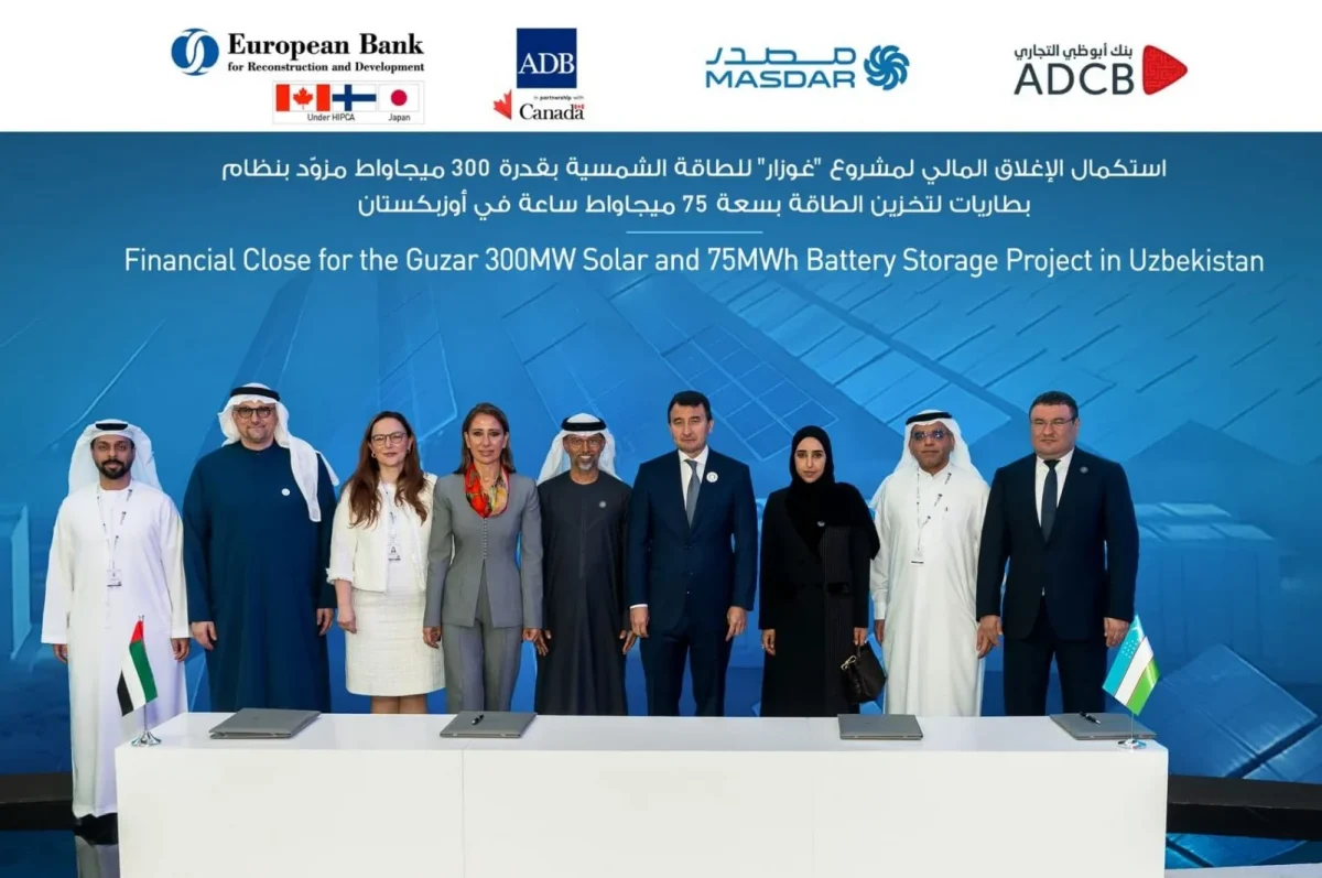 من مراسم توقيع صفقة تمويل محطة طاقة شمسية في اوزبكستان