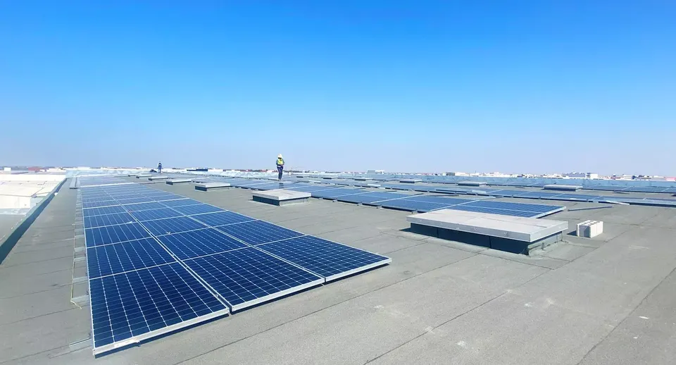 ألواح طاقة شمسية على الأسطح