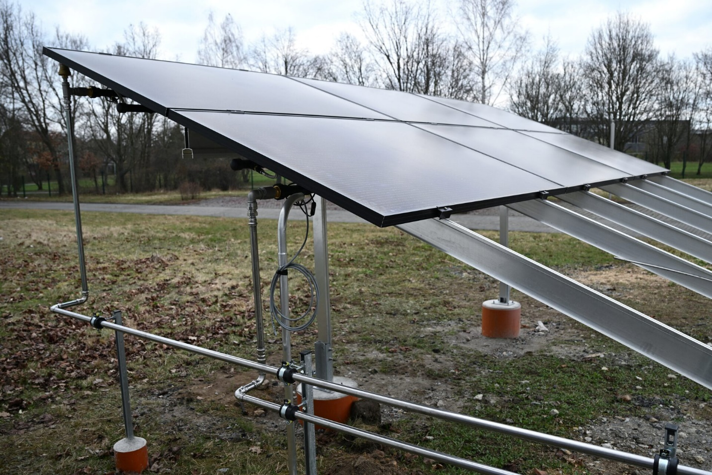 تركيب ألواح الطاقة الشمسية بالقرب من مدينة درسدن في ألمانيا