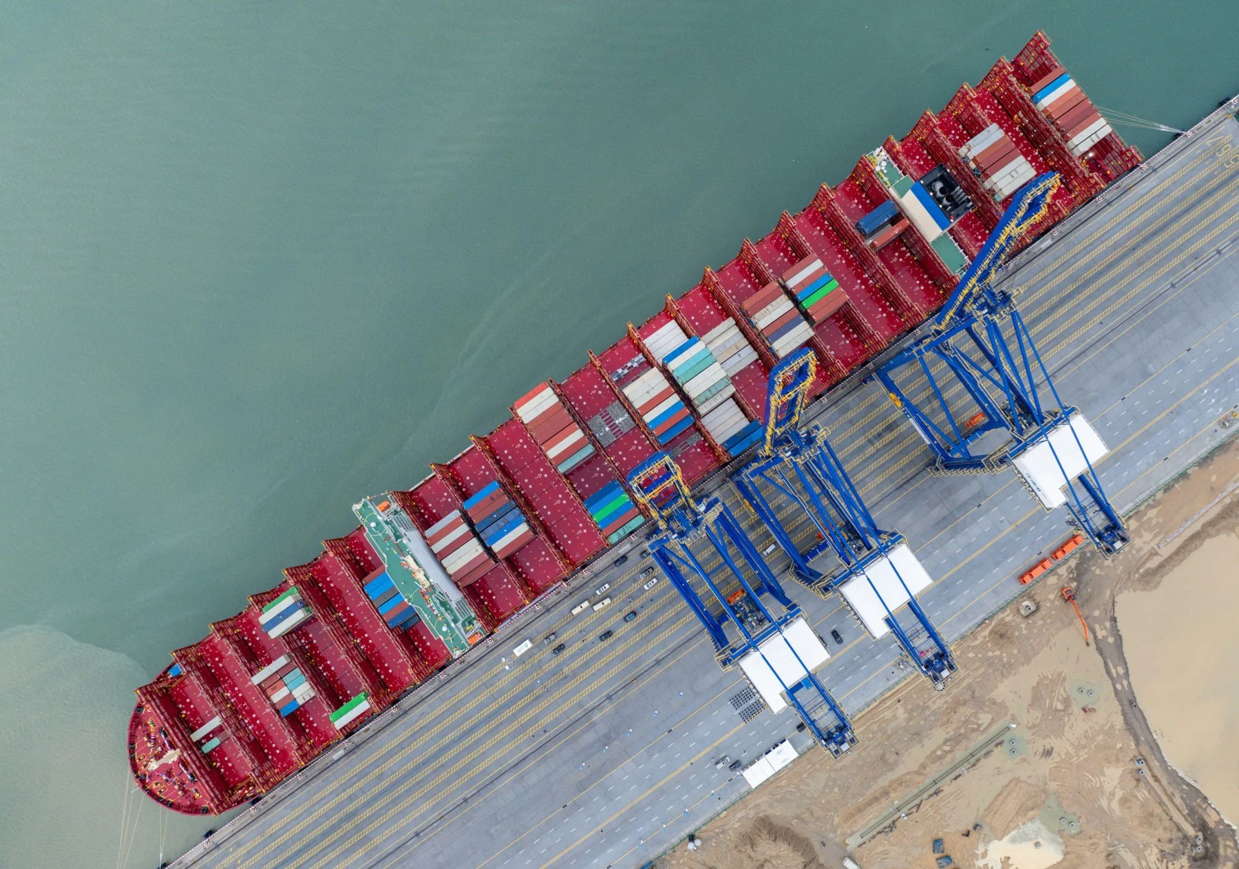 ناقلة بضائع تفرغ حمولتها في إحدى المواني الصينية