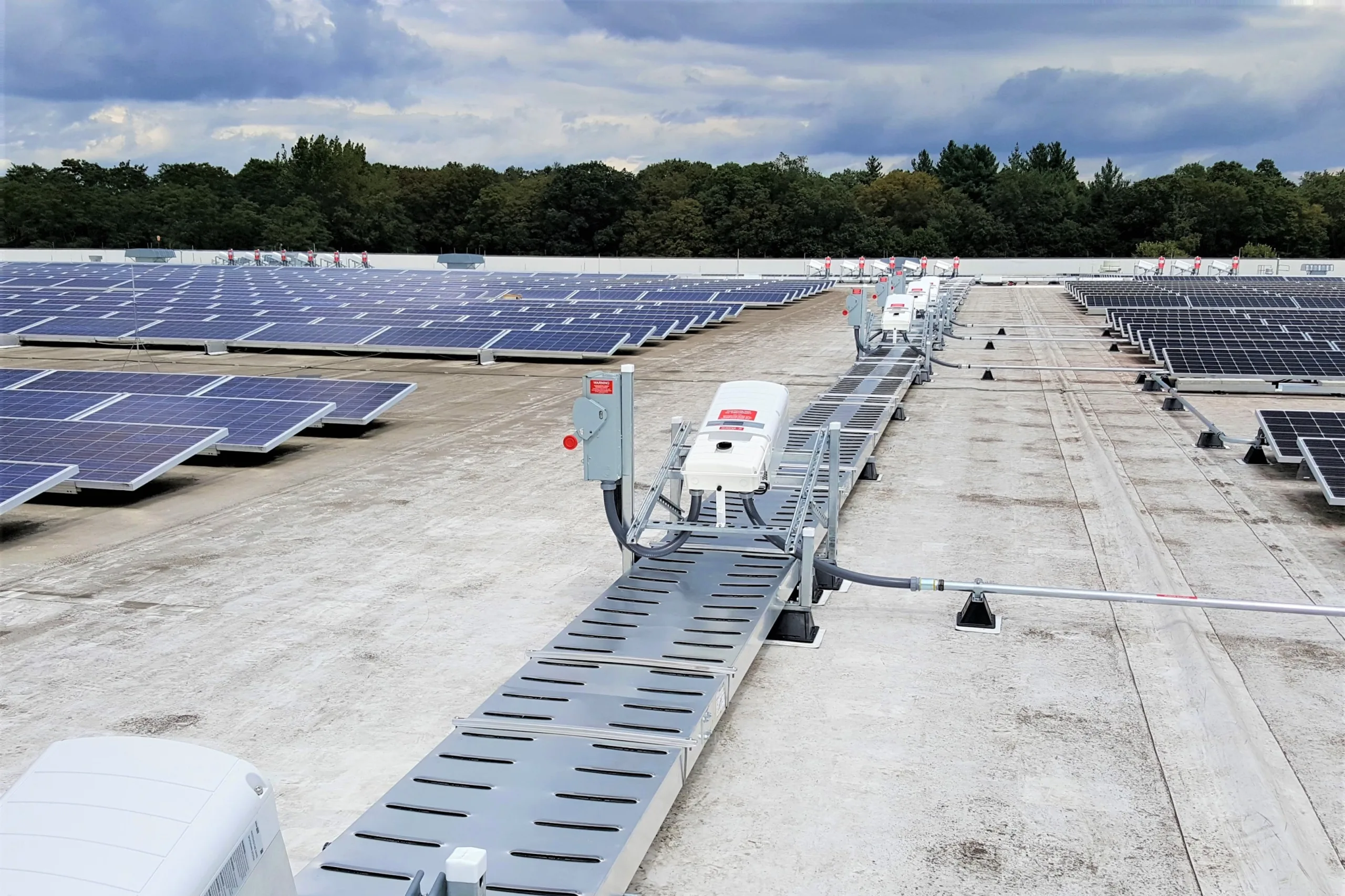 محولات كهربائية داخل مزرعة شمسية