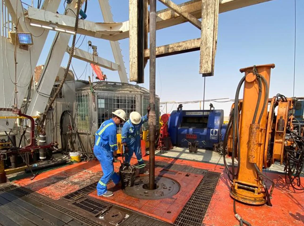 عاملان بأحد مواقع أكشن إنرجي الكويتية - الصورة من الموقع الرسمي