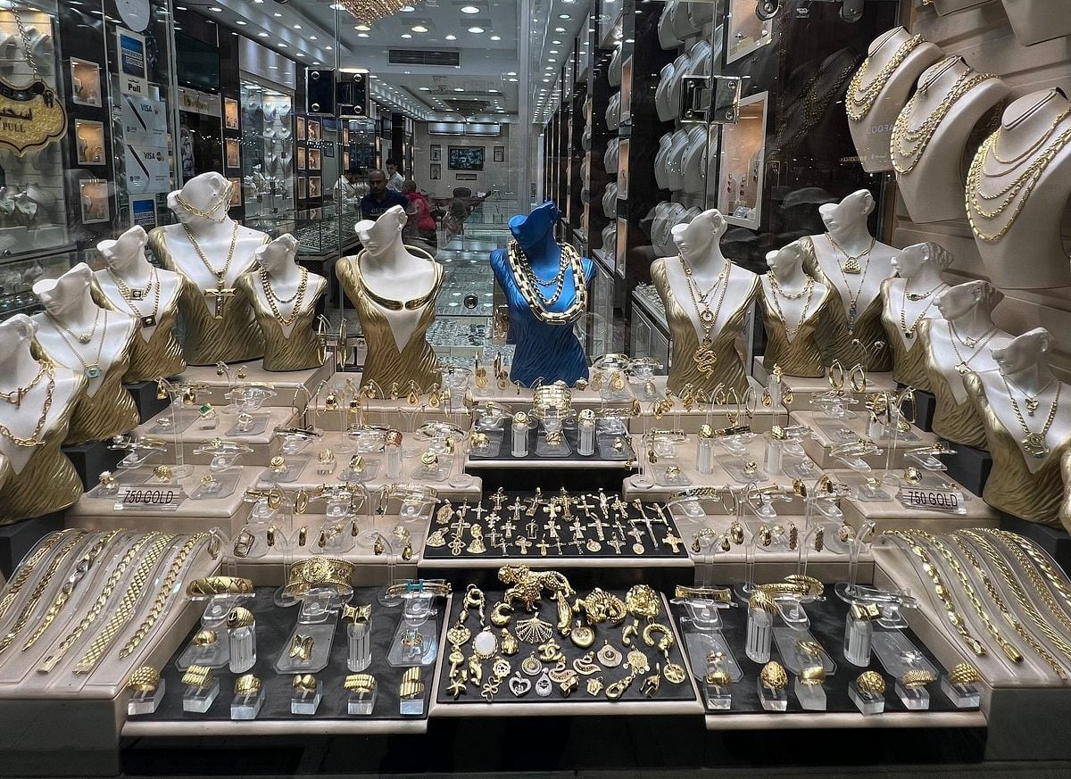 مشغولات ذهبية داخل أحد المحال في مصر