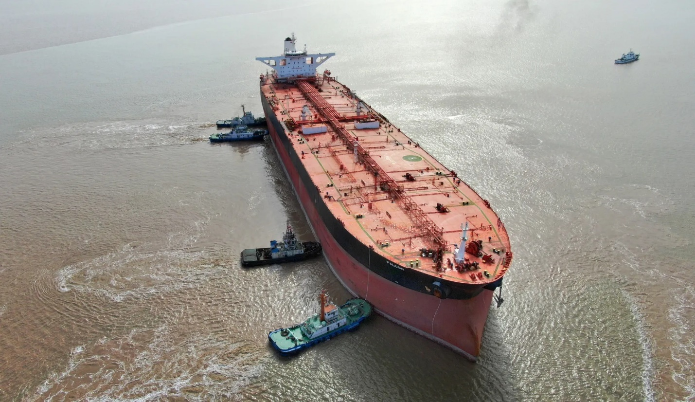 إحدى ناقلات النفط العملاقة في مقاطعة جيانغسو الصينية