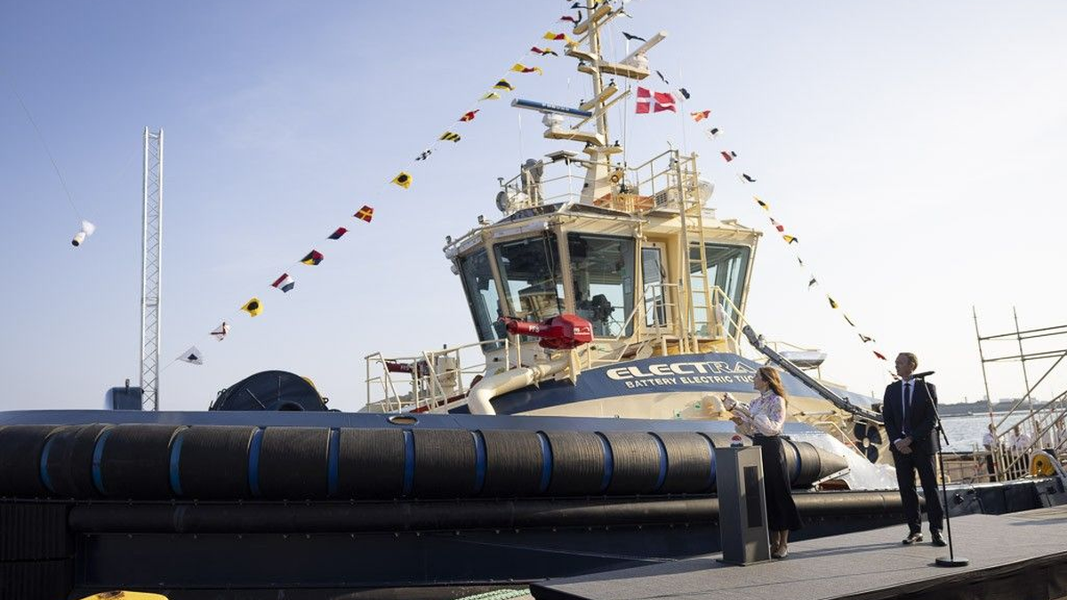 قاطرة بحرية كهربائية تعمل بالبطاريات 