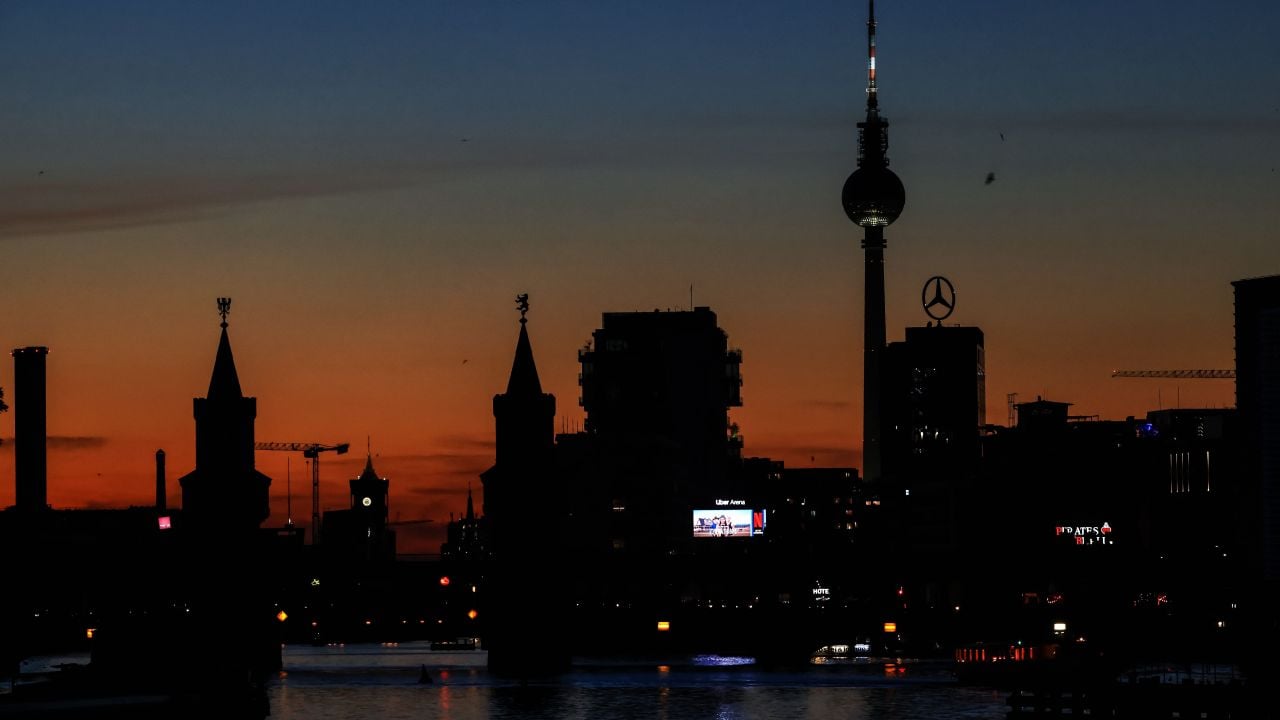 حريق في خطوط كهرباء