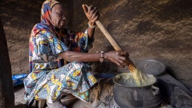 Photo of الوصول إلى الكهرباء في أفريقيا لا يزال بعيد المنال.. وأزمة وقود الطهي تتفاقم