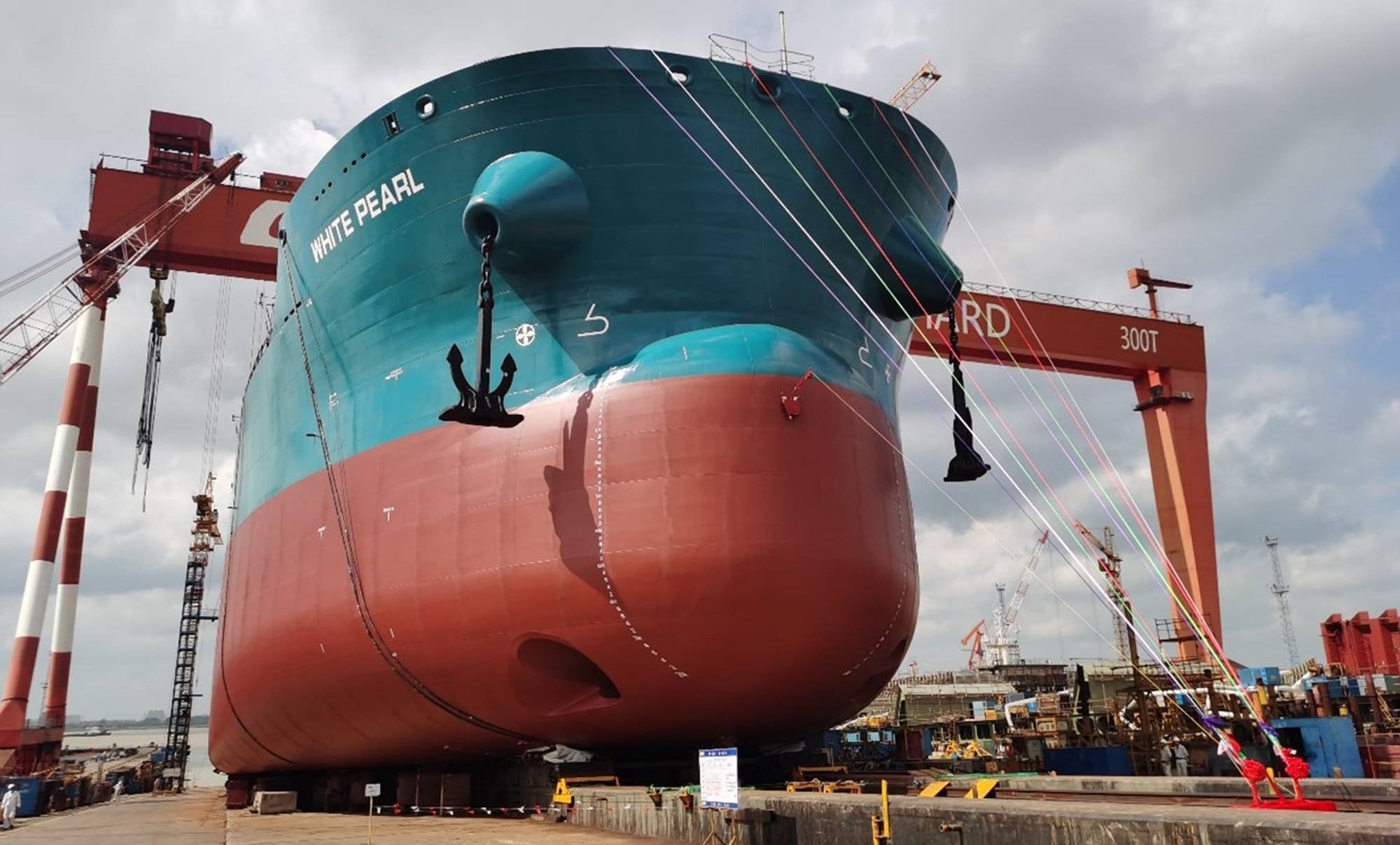 ناقلة الأسفلت وايت بيرل 