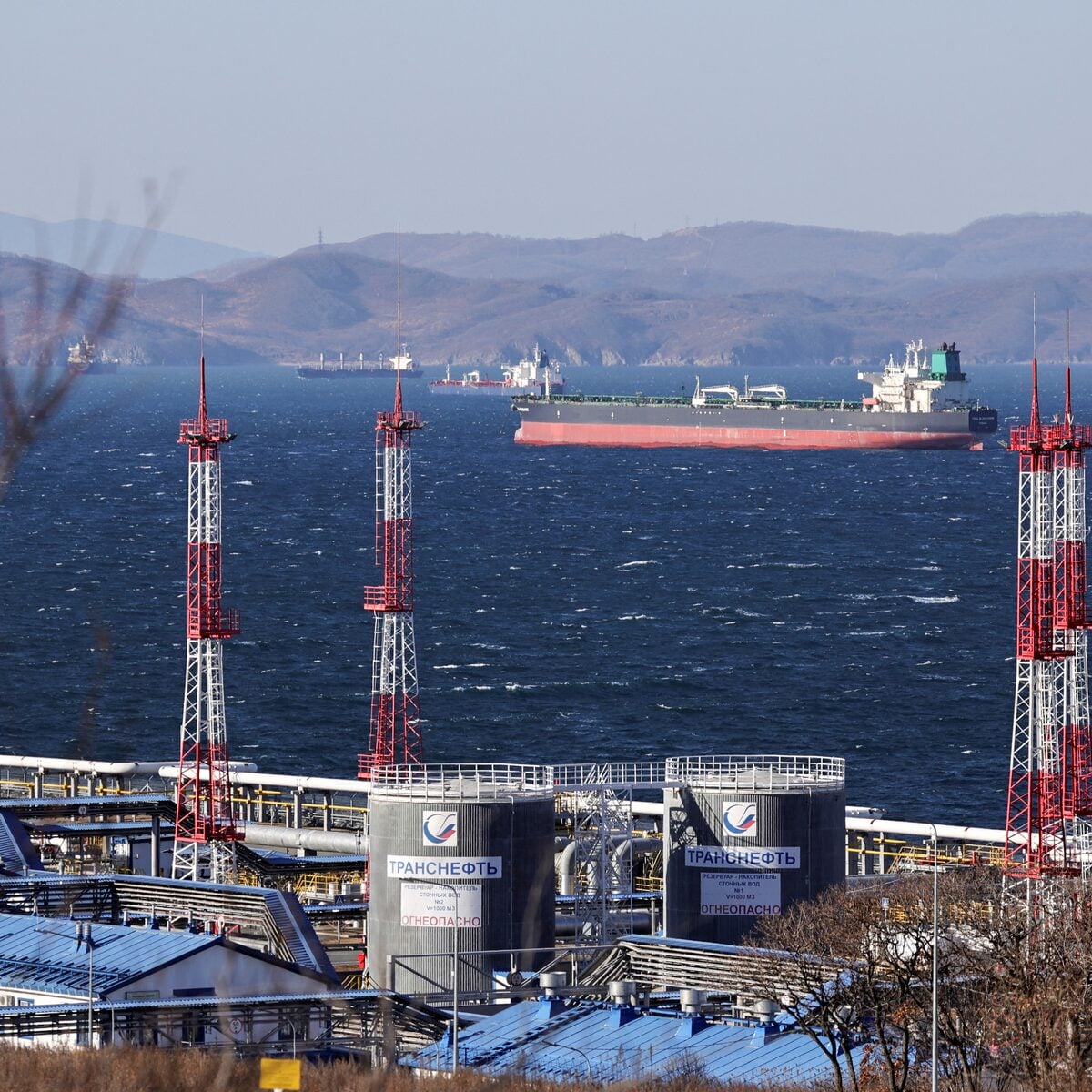 ناقلة نفط بالقرب من أحد المواني في أوروبا