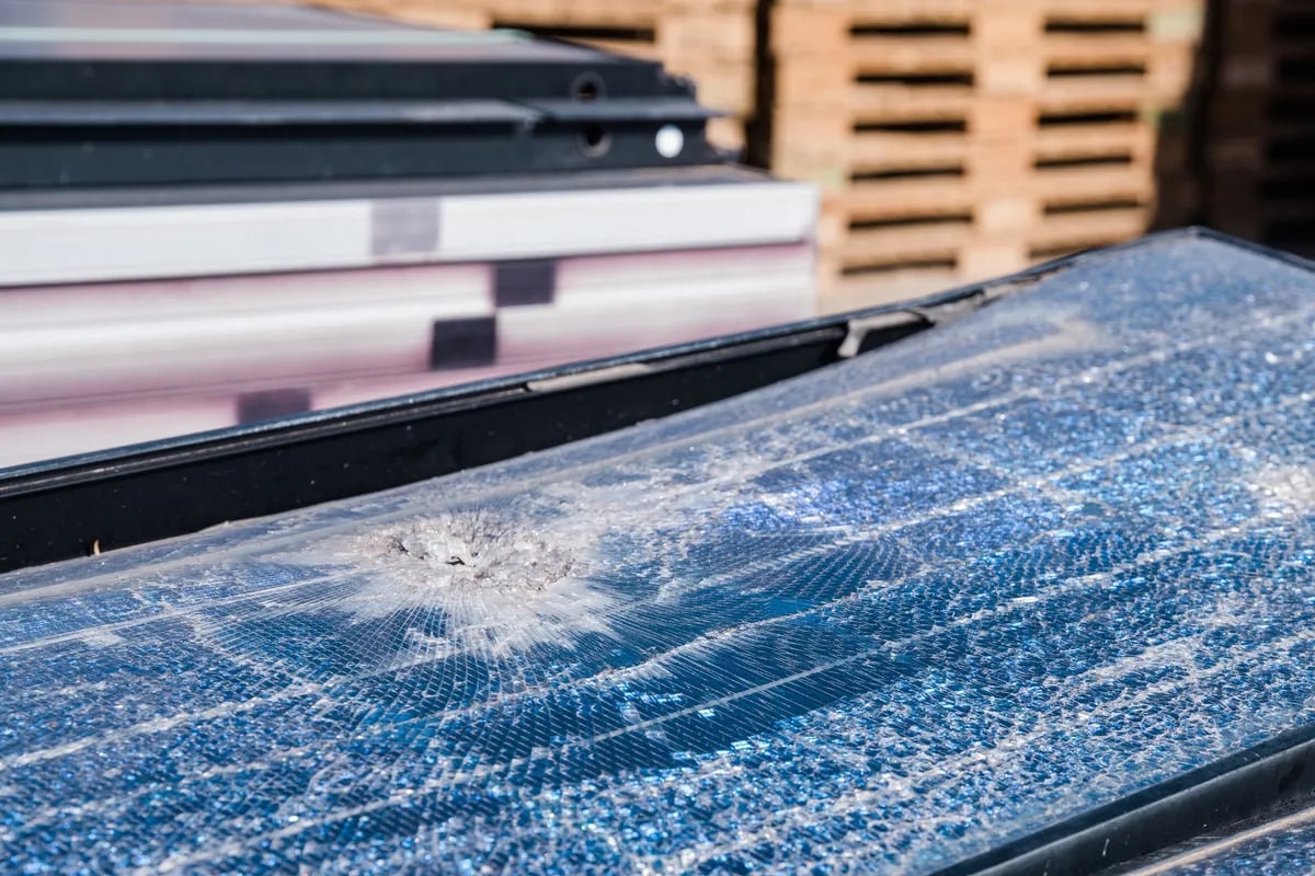 أحد الألواح الشمسية التالفة