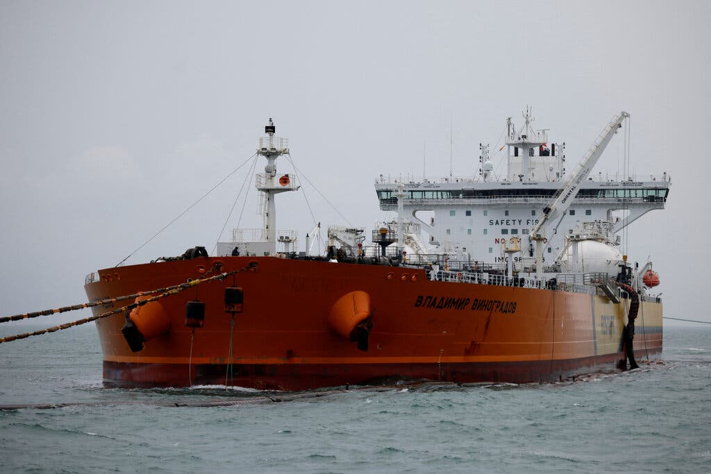 ناقلة نفط روسية تُفرغ حمولتها في ميناء ديندايال بولاية غوجارات غرب الهند 