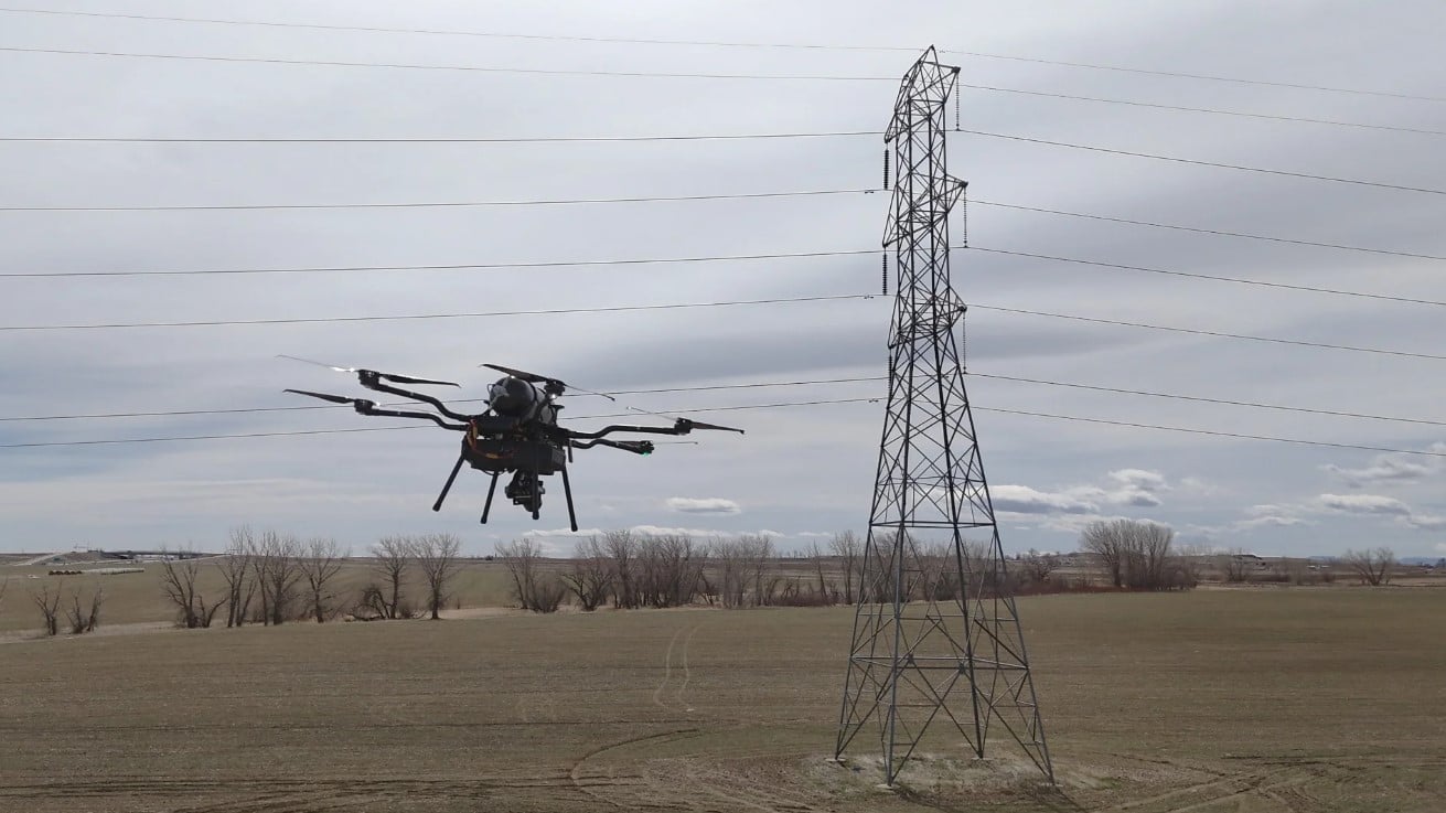 مسيرة سيلين تحلق قرب خطوط لنقل الكهرباء