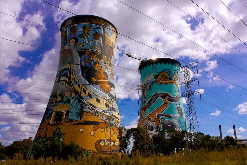 أبراج تبريد محطة توليد كهرباء خارج الخدمة في جنوب أفريقيا